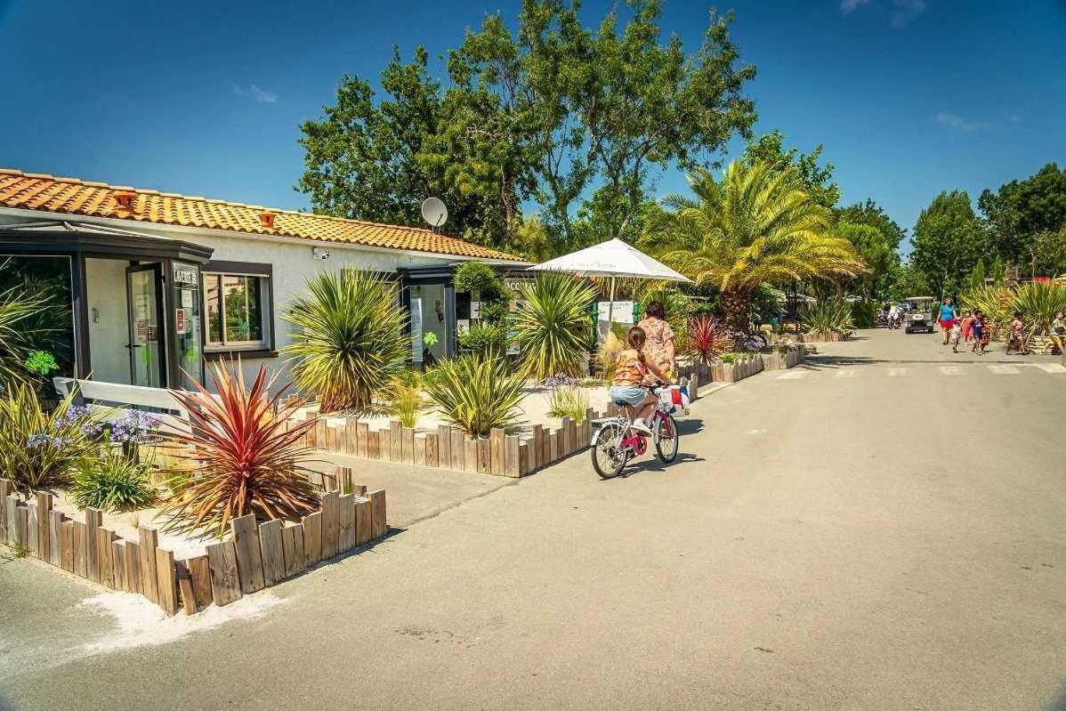 Camping 4 Etoiles - Parc Aquatique - Eei0Fi 생-조르주-돌레롱 외부 사진